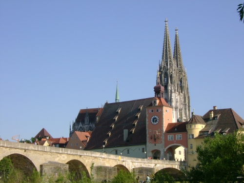 Regensburg mit der Steinernen Brücke und St. Peter
